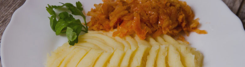 Салат из капусты белокочанной, огурцов и сладкого перца с растительным маслом